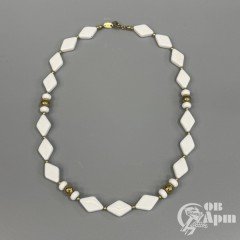 Бусы белые Трифари